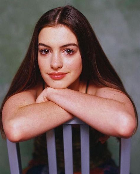 Adorable Anne Hathaway in 1999. Elisabeth Shue, Retro Film, Elizabeth Hurley, Michelle Rodriguez, Princess Diaries, Farrah Fawcett, Raquel Welch, Ashley Graham, Monica Bellucci