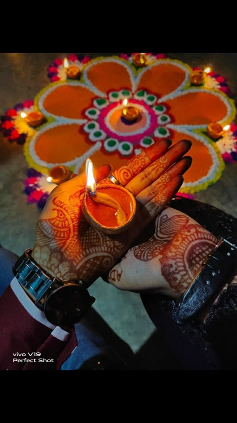 Diwali Couple Poses With Diya, Diwali Rangoli Photography, Diwali Pics Ideas Couple, Diwali Photo Ideas For Couples, Deepavali Photoshoot Ideas, Diwali Photoshoot Ideas At Home, Diwali Couple Photography, Couple Diwali Poses, Diwali Poses For Couple