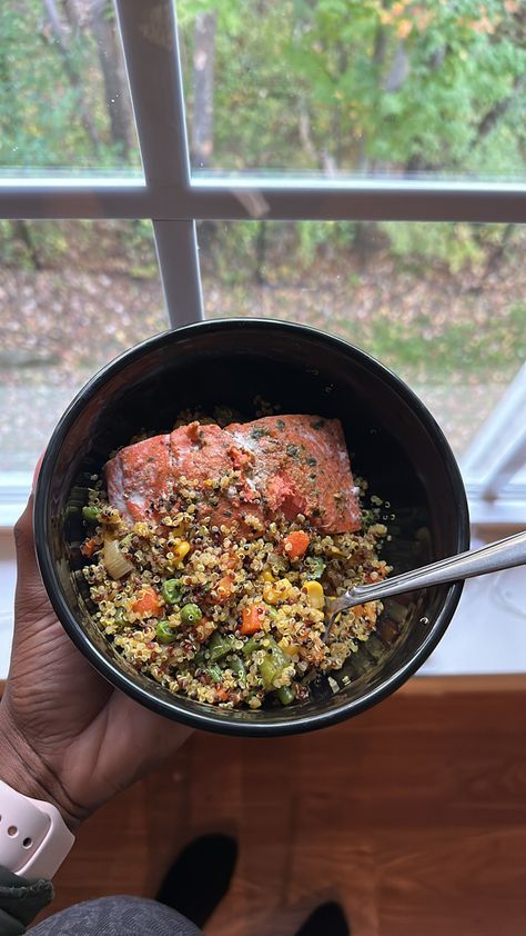 Quinoa and salmon bowl Quinoa Bowl Aesthetic, Quinoa Salad Aesthetic, Quinoa Aesthetic, Lunch Ideas Quinoa, Iphone And Laptop, Bowl Aesthetic, Salmon Bowl, Good Skincare, Food Health Benefits