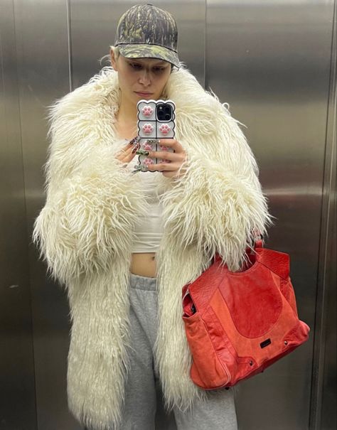 Fur Coat Aesthetic, Shaggy Fur Coat, Coat Aesthetic, Winter Fits, Cool Fits, Daily Dress, Outfit Goals, Fur Jacket, European Fashion