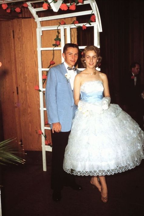 46 Lovely Portrait Photos of Couples From the 1950s Early 1960s Fashion, 80s Prom Party, 1950s Life, Grease Costume, 50s Prom Dresses, 1950s Prom, 1950s Prom Dress, Colorful Gown, Grease Costumes