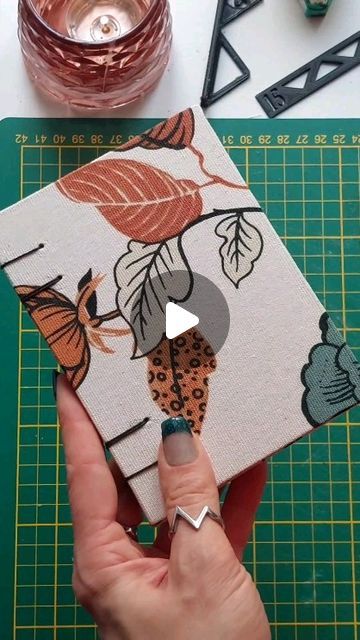 Diy Bookbinding Tutorials, Mini Books Diy, Coptic Binding, Bookbinding Tutorial, Book Binding Diy, Beautiful Books, Handmade Books, Art Books, Journal Doodles