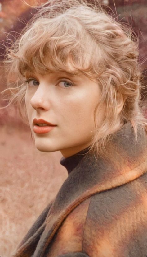 Taylor Swift Curly Hair, Taylor Swift Haircut, Taylor Swift Bangs, Taylorswift Evermore, Messy Bangs, Taylor Swift Photoshoot, Edwardian Hairstyles, Photos Of Taylor Swift, Curly Bangs