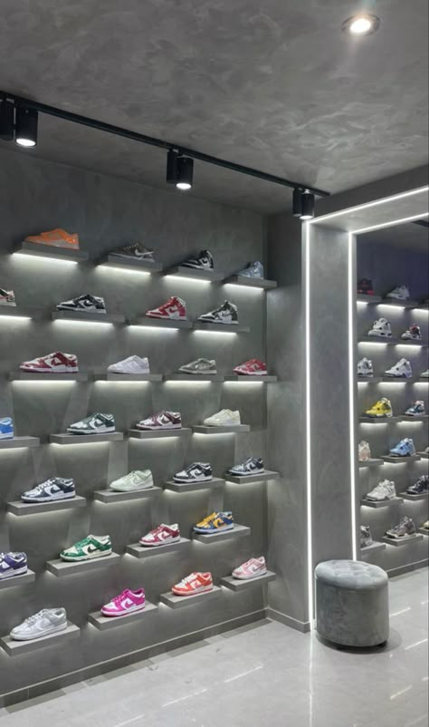 tenis, nike, zapatos Sneaker Wall Aesthetic, Sneakers Display Ideas, Shoe Locker Ideas, Shoes Collection Aesthetic, Shoes On Wall, Shoe Wall Display, Closet Jordans, Sneakers Smart Casual, Fabric Shop Display