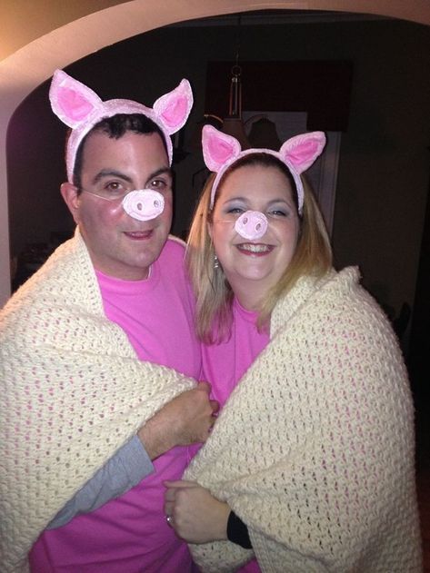 Pigs in a blanket: | 25 Super Last-Minute Halloween Costumes That Will Blow People's Minds Punny Costumes, Halloween Costume Couple, Easy Couple Halloween Costumes, Teenage Halloween Costumes, Easy Couples Costumes, Punny Halloween Costumes, Funny Couple Halloween Costumes, Diy Couples Costumes, Halloween Parejas