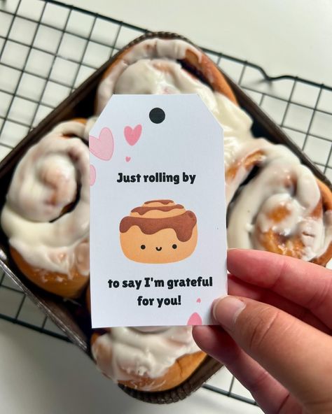 Take Them A Meal® - #takethemameal | I love this Cinnamon Roll gift tag idea! It’s so cute, and you only need to print and attach the tag to your store-bought or homemade… | Instagram Cinnamon Roll Gift Tag, Cinnamon Roll Gift Ideas, Cinnamon Roll Packaging, Cinnamon Roll Gift, Take Them A Meal, Cinnabon Rolls, Roll Packaging, Snacks Ideas, Baking Packaging