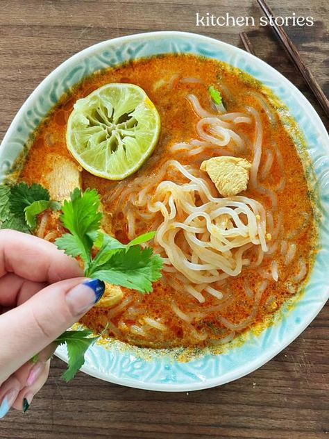 Red curry chicken soup with shirataki noodles Curry Chicken Soup, Thai Chicken Noodles, Konjac Noodles, Red Curry Chicken, Cilantro Chicken, Shirataki Noodles, Buckwheat Noodles, Potato Fritters, Chicken Breast Fillet