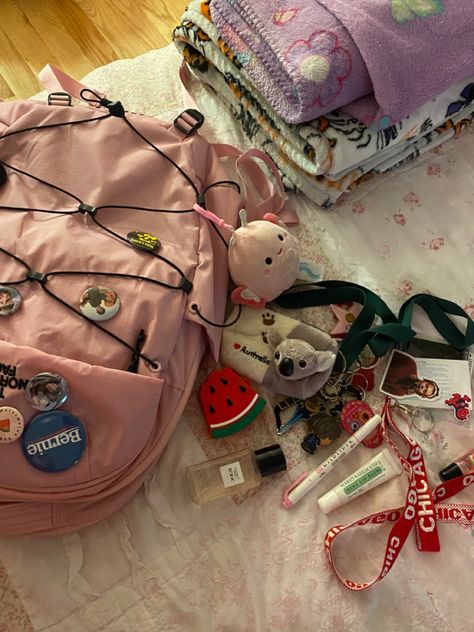 Backpack Aesthetic, Pink Academia, Everyday Bag Essentials, School Bag Essentials, Aesthetic Backpack, Inside My Bag, Handbag Essentials, Backpack Decoration, College Backpack