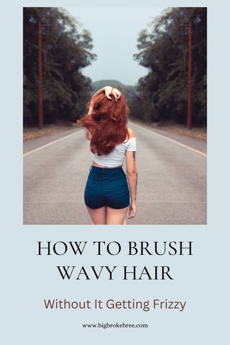 Woman with wavy hair, how to brush wavy hair without it getting frizzy Layered Haircuts Without Bangs, Haircuts Without Bangs, Curly Hairstyles Round Face, Air Dry Wavy Hair, Braids Peekaboo, Box Braids Ponytail, Hairstyles Round Face, Hair Without Bangs, Frizzy Wavy Hair