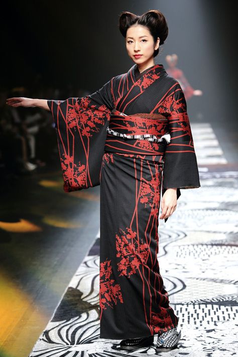 Black Kimono Traditional, Furisode Kimono, Japanese Traditional Clothing, Modern Kimono, Kimono Japan, Traditional Japanese Kimono, Kimono Outfit, Mode Kimono, Yukata Kimono