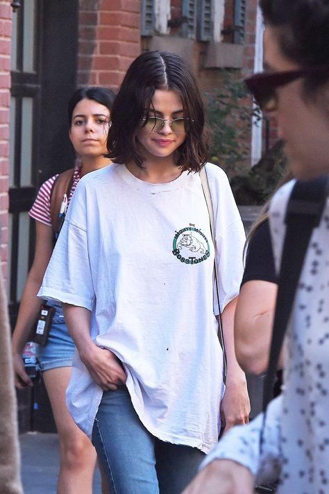 September 21: Selena on set of a movie in New York, NY Selena Gomez Street Style, Selena Gomez Short Hair, Selena Gomez Hair, Selena Gomez Outfits, Selena Gomez Style, Face Reference, Penteado Cabelo Curto, September 22, Grunge Hair