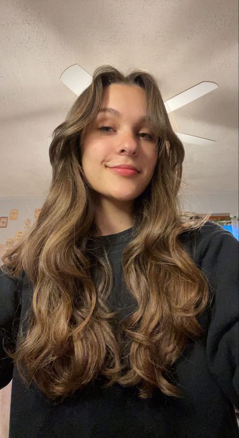 hair inspo, hair cut, ideas, layers, wavy hair, aesthetic, natural hair, curtain bangs 2023 Short Haircuts, Burnette Hair, Short Hair Transformation, Makeover Madness, Frizzy Wavy Hair, Wavy Layered Hair, Hair Cuts Medium, Bangs Wavy, Bangs Wavy Hair