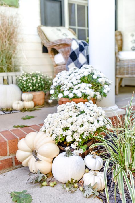 7 Easy Fall Decor Tips: Gorgeous & Simple Fall Inspiration for Your Home White Mums, Deco Champetre, Easy Fall Decor, Fall Thanksgiving Decor, Fall Front Porch, Fall Outdoor Decor, Front Porch Decorating, Fall Decorations Porch, Fall Front