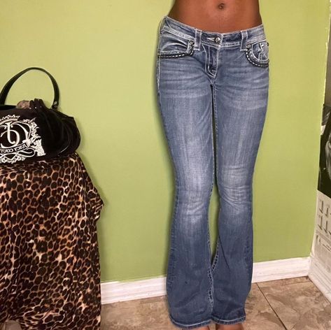 Flared Y2K low rise Miss Me jeans ⭐️SOLD ⭐️ $35 shipping included DM to buy 📲✨ Size: 27 Waist: 14” Inseam: 30 1/2” Leg: 10” #Vampscloset #2000s #Y2K #secondhandfashion #depop #depopseller #thriftwithus #early2000s #depopcommunity Flare Jeans Y2k, Thrift Ideas, Diy Jeans, Jeans Y2k, Jeans Diy, Low Rise Jeans, Miss Me Jeans, Flared Jeans, Miss Me