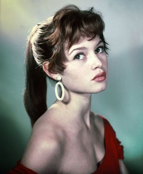 This is BB's natural hair color. She was only 18 or 19 years here (1953). #brigittebardot   #brigitte #bardot #bb   #vintage Brigitte Bardot Young, Fashion Fotografie, Bridgette Bardot, Jean Shrimpton, Bridget Bardot, Actrices Hollywood, French Actress, Sophia Loren, Brigitte Bardot