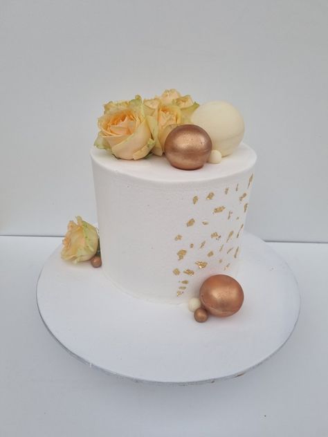 Birthday cake for a 40 year old woman Birthday Cake Women, Elegant Birthday Cake, Cake Women, Elegant Birthday Cakes, Elegant Birthday, Old Woman, Egg Cup, 40 Years, Year Old