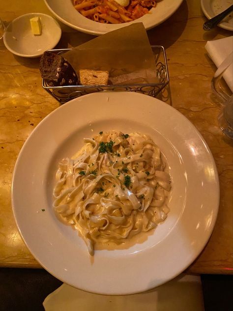 Delicious alfredo pasta from cheesecake factory 😋 Fettucini Alfredo Aesthetic, Alfredo Pasta Aesthetic, Alfredo Aesthetic, Cheesecake Factory Menu, Cheescake Factory, Cheesecake Factory Pasta, Fettucini Alfredo, Desserts Drinks, Hangout Ideas