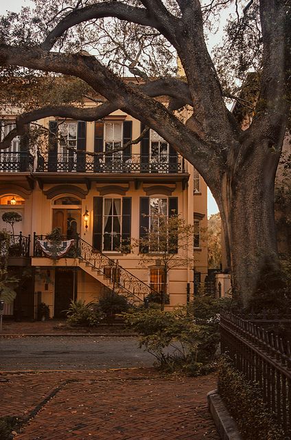 Chateau France, Pretty House, Beautiful Buildings, Pretty Places, Oh The Places Youll Go, Monterey, My Dream Home, Future House, Old Houses