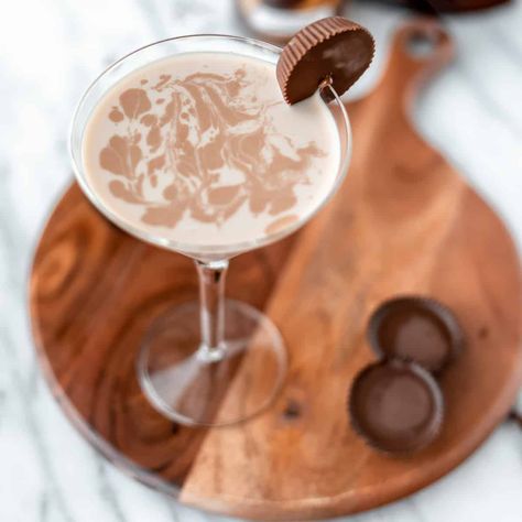 Reese’s Martini, Chocolate Peanut Butter Martini, Peanut Butter Martini Recipes, Peanut Butter Martini, Martini Recipes Vodka, Chocolate Vodka, Chocolate Martini, Peanut Butter And Chocolate, Vodka Martini