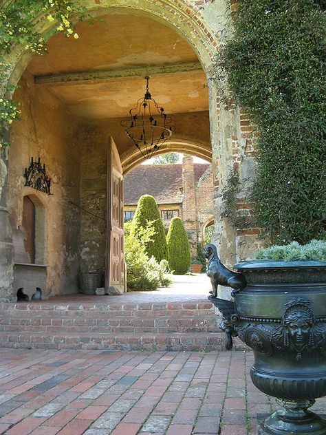 Sissinghurst by blueachilles, via Flickr Porte Cochere, Longwood Gardens, English Manor, Casas Coloniales, Design Exterior, English Garden, Outdoor Rooms, Walkway, My Dream Home