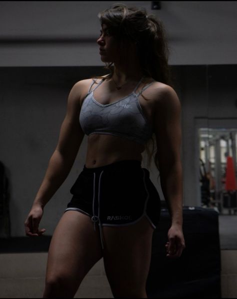 Muscular Woman Inspiration, Bulk Women Aesthetic, Bulky Women Muscle, Thick Muscular Build, Gym Pictures Ideas Women, Female Gym Aesthetic, Chubby Muscular Build, Buff Woman Reference, Monica Granda