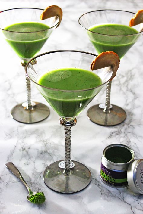 Matcha Martini Recipe, Matcha Martini, Baileys Martini, Matcha Green Tea Recipes, Espresso Martinis, Bar Stuff, Green Tea Recipes, Ceremonial Grade Matcha, Wine Gift Set