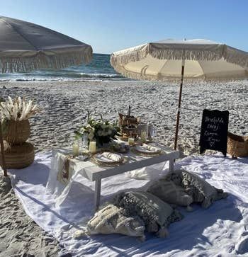 Proposal Beach, Romantic Beach Picnic, Beach Picnic Party, Picnic Proposal, Picnic Planning, Luxury Picnic, Beach Proposal, Beach Luxury, Picnic Inspiration