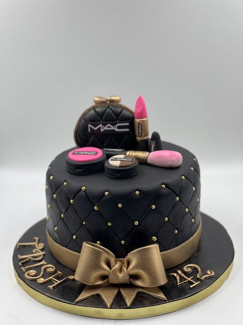 Makeup Birthday Cake, Makeup Birthday Cakes, Louis Vuitton Cake, Makeup Birthday, Makeup Cake, Makeup Themes, Queen Cakes, Cake Decorating For Beginners, 16 Cake