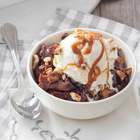 This dessert is more akin to a chocolate lava cake than a typical cobbler. The boiling water that’s poured onto the batter creates a thick, gooey fudge-like layer. Swap the pecans for walnuts, peanuts, hazelnuts, cashews, almonds, or any other nut you want. Paula Deen Magazine Recipes, Chocolate Pecan Cobbler Recipe, Chocolate Pecan Cobbler, Pecan Cobbler Recipe, Pecan Pie Cobbler, Pudding Cakes, Pecan Cobbler, Chocolate Cobbler, Pies Recipes