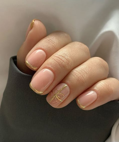 White And Gold Nails Christmas, Gold Christmas Tree Nails, Gold And White Christmas Nails, Short Gel Nails, Cute Christmas Nails, Christmas Nails Easy, Christmas Gel Nails, Cute Nail Art Designs, Simple Gel Nails