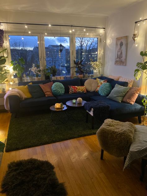 Cozy Apartment Vibes, Dark And Cozy Living Room, L Couch Living Room, Cute Living Room Ideas For Apartments, Apartment Inspo Cozy, Cozy City Apartment, Warm Cozy Home Decor, Cozy Living Room Aesthetic, Cozy Apartment Aesthetic