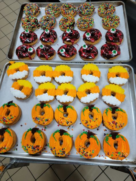 Fall Donuts Decorated, Turkey Donuts Ideas, Thanksgiving Donuts Ideas, Donut Icing, Fall Donuts, Donut Ideas, Donut Decorating Ideas, Donuts Recipes, Halloween Donuts