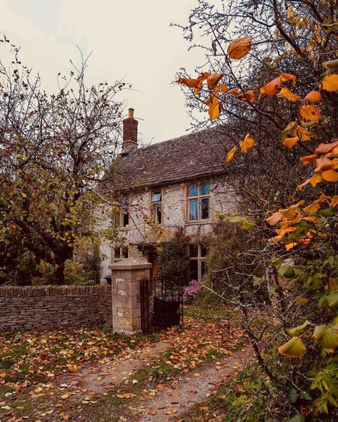 Cottage Fall Aesthetic, Romanticise Autumn, Life In The Countryside, Scott Monument, Visit Edinburgh, Cottage Aesthetic, British Countryside, Winter Love, English Style