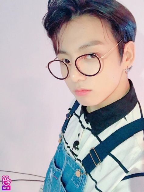 BANGTAN SELCAS - RUN BTS! Episode 31 #BTS #JUNGKOOK Jungkook Glasses, Jungkook Oppa, Jungkook Selca, 1 September, Jeon Jeongguk, Kpop Meme, Run Bts, Bts Members, Jungkook Cute