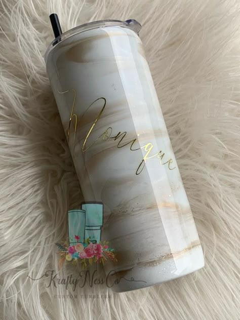 Marble inspired Tumbler | Gold and White Marble Design | Personalized Tumbler | Gift for Her | Custo 40oz Tumbler Ideas, Vaso Yeti, Tumbler Cups Personalized, White Marble Design, White Tumbler, Glitter Tumbler Cups, Epoxy Tumblers, Custom Tumbler Cups, Cup Crafts