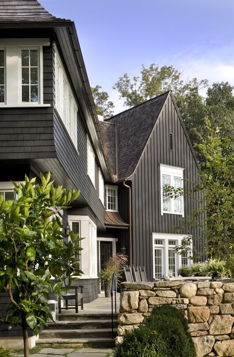 Black Houses – Home Exterior Paint Ideas - Love Love Love Dark Exterior House Colors, Dark Home Exterior, Dark Exterior House, Black Siding, Shingle House, Black Houses, Black Paint Color, House Trim, Dark House