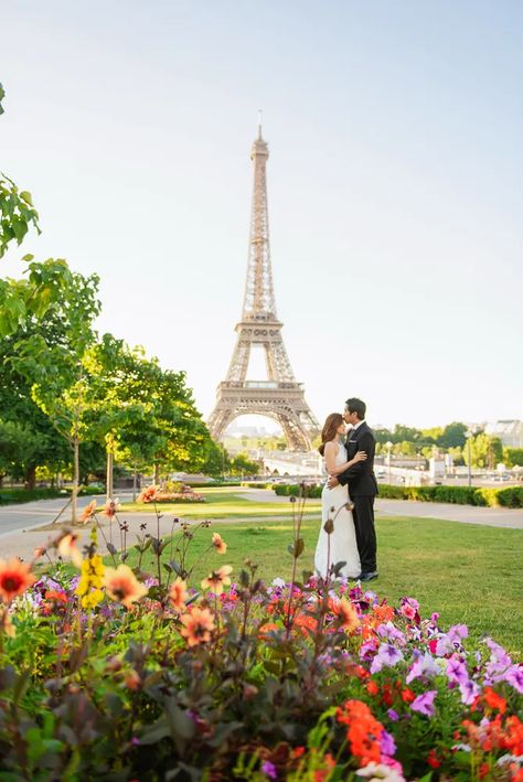 The Best Eiffel Tower Photo Spots by The Paris Photographer - 2021 Paris Shoot, Eiffel Tower Photo, Eiffel Tower Wedding, Paris Photo Ideas, Paris Garden, Cool Backdrops, The Iron Lady, Anniversary Wishes, Paris Pictures