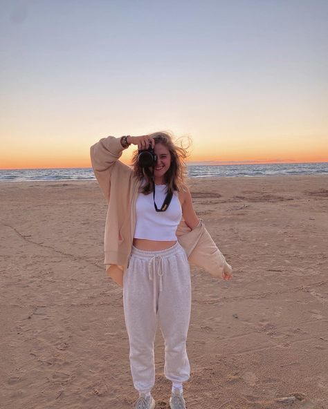 Beach Aesthetic Outfits Modest, Cold Beach Day Outfit Spring, Gloomy Beach Day Outfit, Beach Asthetics Outfit, Chilly Beach Outfit, Aesthetic Summer Outfits Modest, Beach Town Aesthetic Outfit, Day Trip Outfit Summer, Modest Beach Outfits Women