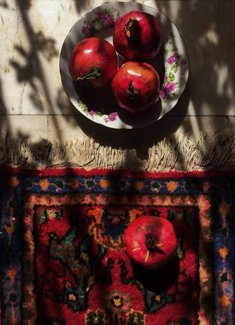 Iran Art, Yalda Night, Art Amour, Studying Aesthetic, Arab Culture, Iranian Art, Food Poster Design, Persian Food, Indian Aesthetic