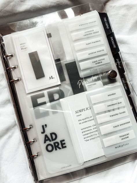 5 Ways a Custom Planner Elevated My Life - Daily Dose of Luxury Organization Aesthetic Planner, Luxury Planner Agenda, A5 Planner Set Up, Luxury Journal, Luxury Stationary, Organisation Planner, Planning Aesthetic, Aesthetic Planners, Luxury Planner