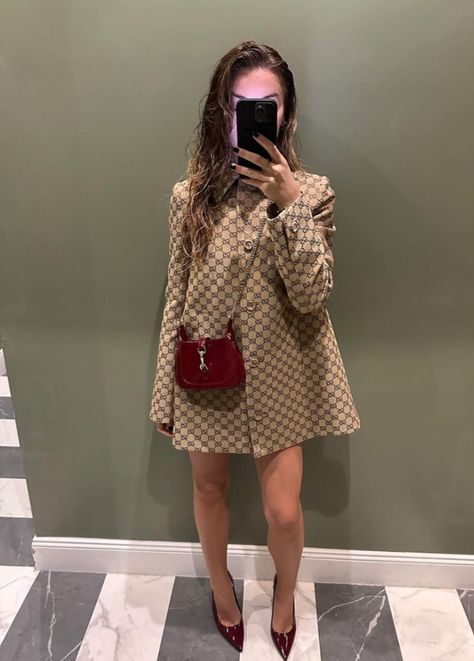 @allegrashaw at the gucci fashion show in milan. red purse. red heels. babydoll jacket. lace gloves. wet hair look. natural makeup. gucci jackie. Gucci Jackie Bag Outfit, Wet Hair Look, Gucci Fashion Show, Gucci Outfit, Gucci Padlock, Gucci Coat, Mini Outfit, Red Purse, Lace Gloves