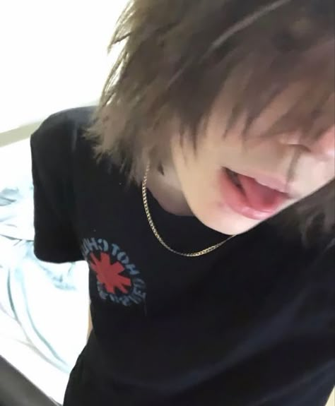 Emo Boy Gif, Emo Scene Hair Boy, Scenecore Boy, Emo Boy Aesthetic, Emo Scene Boy, Emo Boy Pfp, Emo Boy Outfits, Short Emo Hair, Emo Haircuts