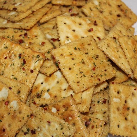 Beer Crackers: for whole box of crackers use 1 cup canola oil. Mix ingredients together and let set for 15 mins. pour over crackers and flip container every 15-20 mins 2 or 3 times. My recipe doesn't say Cayenne pepper it just says  ground red pepper. Might be the same thing. Spicy Saltine Crackers, Spicy Crackers Recipe, Spicy Crackers, Olive Oil Crackers, Seasoned Crackers, Luke Brown, Crackers Recipe, Homemade Crackers, Saltine Crackers