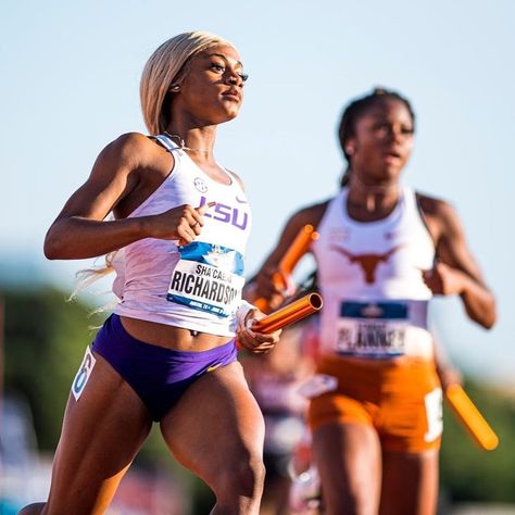 Sha'Carri Richardson record breaking LSU Track Star follow her Instagram @carririchardson_ #trackstar #USATF #Nike #Sprinter #PRO #NCAA #2fast #100m #200m #LSU Lsu Track And Field, Track And Field Aesthetic, Female Sprinter, Sha Carri Richardson, Running Books, Field Aesthetic, Track Pictures, Athletic Aesthetic, Track Star