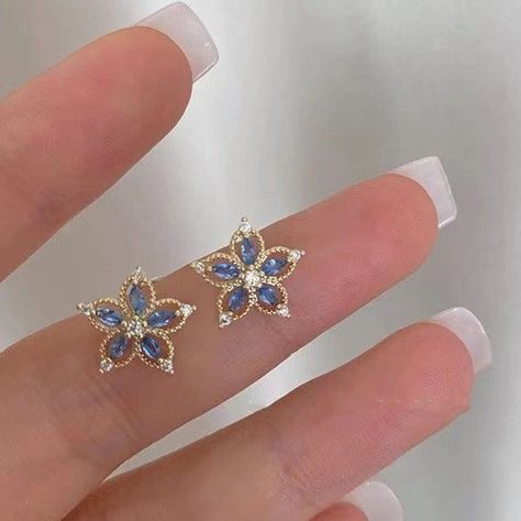 Inexpensive Jewelry, Pretty Jewelry Necklaces, Jewelry Accessories Ideas, Classy Jewelry, Fancy Jewellery, Jewelry Lookbook, Fancy Jewelry, Flower Earrings Studs, Girly Jewelry