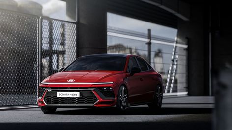 This is high style for a midsize sedan. Verna Car, Mid Size Sedan, Hyundai Motor, Sports Sedan, Automotive News, Living In New York, Infotainment System, Hyundai Sonata, Toyota 4runner