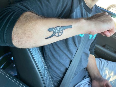 Arsenal Cannon Arm Tattoo Arsenal Tattoo Design, Arsenal Tatoos, Football Forearm Tattoo, Arsenal Gunners Tattoo, Arsenal Logo Tattoo, Football Sleeve Tattoo, Arsenal Tattoo Ideas, Arsenal Cannon Tattoo, Arsenal Aesthetic