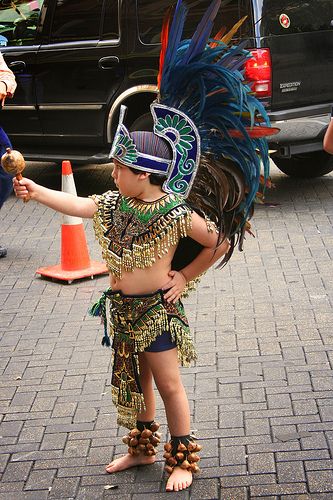 Aztec Dancer, Warrior Princess Costume, Aztec Costume, Carribean Carnival Costumes, Aztec Artwork, Aztec Tattoo Designs, Mexican Culture Art, Aztec Culture, Native American Pictures