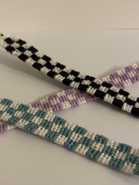 10 Trendy Summer Friendship Bracelet Patterns You Need to Try Now! Checkered Bracelet Pattern, Checkered Friendship Bracelet, Summer Friendship Bracelets Pattern, Alpha Friendship Bracelets, Bracelets Business, Chevron Friendship Bracelets, Cool Friendship Bracelets, Diy Friendship Bracelet, String Bracelet Patterns