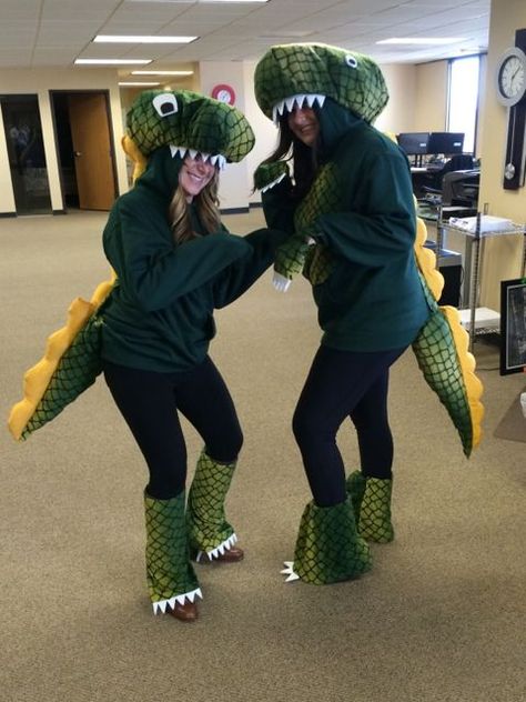 DIY T-Rex comfy costume for women. Perfect for an original halloween costume that will keep you warm! See how it was made. Diy Dinosaur Costume, Adult Dinosaur Costume, Mom Costume, Original Halloween Costumes, Rex Costume, T Rex Costume, Dino Costume, Dinosaur Halloween Costume, Dinosaur Mask